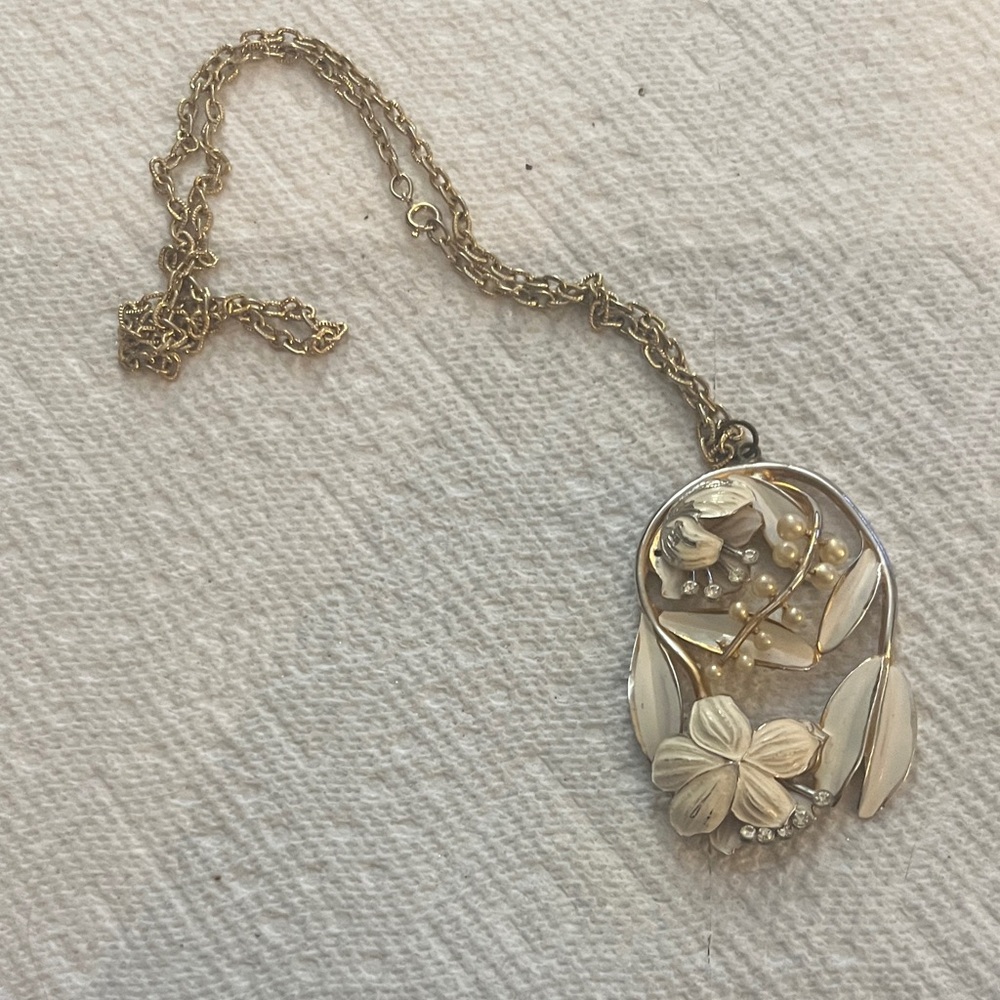 Elegant Vintage Gold and Cream Floral Necklace